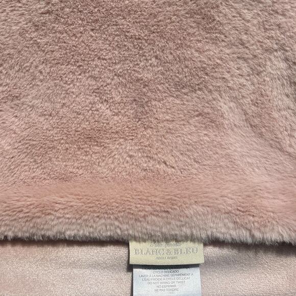 NWOT Blanc & Bleu Pink Faux Fur Plush Throw 50"x70" - Picture 3 of 4